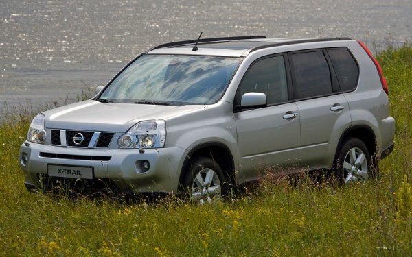 Няма да е по-млад и Nissan X-Trail, но пък имате шанс да се сдобиете с машина, която наистина е произведена в Япония. Едно от най-точните определения за този модел е дадено от негов собственик - "Минусът на тази кола е, че трябва да я зареждате". Като цяло автомобилът е надежден, при условие, че се обслужва редовно и качествено. Както и при другите модели в списъка, като слабост се отбелязват шумоизолация и боята.

В гамата бензинови двигатели влизат MR20DE с обем 2,0 л (140 к.с.) и 2,5-литров QR25DE (169 к.с.). Турбодизелът е 2,0-литров M9R в два варианта на мощност (150 и 173 к.с.). Произведените преди 2008 г. автомобили с 2,0-литров бензинов двигател имаха проблем с повишения разход на масло и се наложи сервизна акция. Скоростните кутии са надеждни, но вариаторът Jatco JF011E може да се развали, ако не бъде обслужван правилно.
