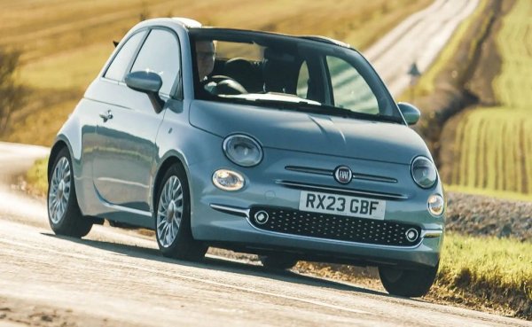 Eлегантният 500 е технологичен близнак на Panda и идва със същия еднолитров мотор с мека хибридна система и мощност 70 конски сили. В базовото ниво е със стоманени джанти, климатик, електрически стъкла, радио с блутуут връзка. Пакетът Dolcevita за около 4000 лева добавя всички глезотии, които правят живота приятен. 

Цена през декември 2023: 32 320 лева
Цена през декември 2022: 31 300 лева
