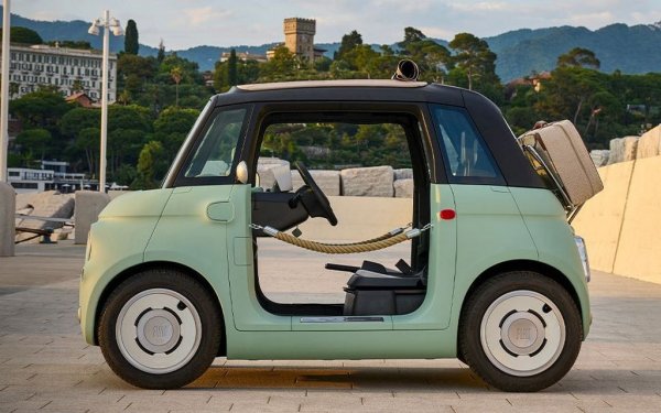 Най-евтиното четириколесно превозно средство с покрив и врати - при това с електрическо задвижване. Има само една малка подробност: Ami не е точно автомобил. Официално е регистриран като четириколка, а и параметрите му - като максималната скорост от 45 км/ч, рязко го отличават от другите в тази класация. Същото важи за неговия по-чаровен на вид, но и по-скъп брат Fiat Toplino (на снимката). Като електрическа четириколка се регистрира и китайският BAW Pony, който няма ценова листа на сайта на вносителя си. Когато го тествахме преди повече от година, цената беше 28,000 лева без ДДС. Но Pony поне е в състояние да развие 90 км/ч. 
