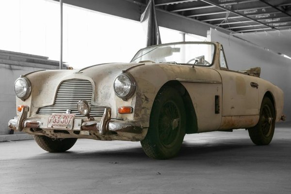 Тази кола е от плевня в Масачузетс, където е стояла под брезент в продължение на 40 години! Това е един от 16 произведени автомобила, като само 6 от тях са стигнали до САЩ. Автомобилът е прекарал 20 години на пътя, като запазва оригиналния си двигател VB6J. Продаден е на търг за 298 643 долара.