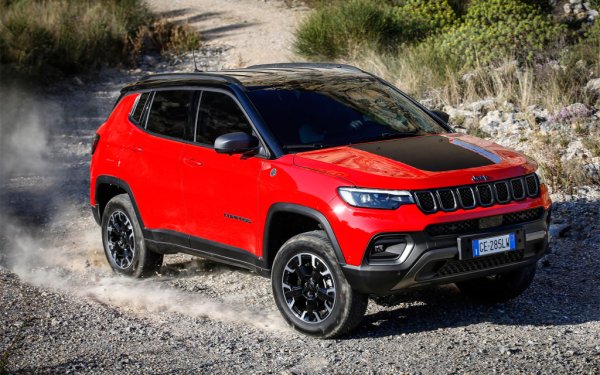 Също така в САЩ, на цената на „опростен“ Patriot, можете да се купи Jeep Compass, който струва от 26 785 (1,590 милиона рубли). Всъдеходът е достъпен с 2,4-литрови атмосферни бензинови двигатели с мощност 150 и 175 к.с. с., 9-степенна автоматична скоростна кутия и задвижване на всички колела. Освен това на клиентите се предлага кросоувър с бензиново-електрическа задвижваща система, базирана на 1,3-литров турбо двигател. 