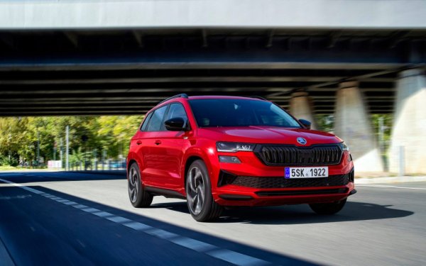 В Чехия вместо „опростен“ UAZ Patriot, можете да си купите кросоувър Skoda Karoq. Минималната цена на автомобила е 638 900 крони, което прави 1,59 милиона рубли (26 650 евро). Автомобилът се предлага с 1,0-литров бензинов двигател с мощност 110 к.с. Скоростната кутия е 6-степенна механична. За Karoq се предлага и 1,5-литров мотор със 150 к.с., като трансимсията моге да бъде и автомат със 7 предавки.

По-скъпо излиза вариант с дизелов агрегат, развиващ 115 или 150 к.с. В оборудването на модела влизат обратно виждане, асистент за паркиране, асистент за ремарке, асистент за поддържане на лентата, адаптивен круиз-контрол, аварийно спиране и наблюдение на мъртвите точки. 