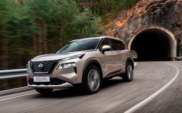 Също така, в Япония за тези пари може да се вземе Nissan X-Trail в средно ниво на оборудване със задвижване на всички колела. Такъв автомобил излиза 3,5 млн йени, което е под 1,38 млн рубли. Под капака на кросоувъра е монтиран 2,0-литров бензинов двигател, който работи в комбинация с CVT. 

Автомобилът е оборудван с LED оптика, лайсни на покрива, панорамен люк и електронна ръчна спирачка. Интериорът на автомобила е със седалки, тапицирани с кожа. На разположение на водача има собствена система за подпомагане на водача Nissan ProPilot. Технологията е в състояние да разпознава пътни знаци, да вижда пешеходци, животни, велосипедисти и паркирани коли, както и да задържа колата в платното. 