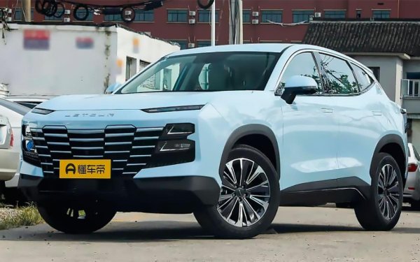 В Китай на цената на „анткризисен“  Patriot се продава топ-версията на кросоувъра Jetour Dasheng. Най-старата модификация на този автомобил струва 131 900, което прави 1,17 млн рубли. Кросоувърът Dasheng (името  се превежда като „Велик мъдрец") се задвижва от 1,5- или 1,6-литрови бензинови двигатели, като по-мощният развива 197 к.с. и 290 Нм.

Има и по-скъпа, хибридна модификация, която благодарение на електрическия мотор вече развива 326 к.с. и 565 Нм (посочено е, че такъв кросоувър ще измине 100 км само на електричество. Един от конкурентите на модела е Volkswagen Tiguan. 