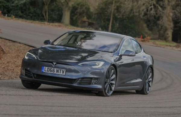 Общите електрически проблеми струват средно 1605, но един основен дефект на батерията в крайна сметка струва 12 792 долара. Във Великобритания новият Tesla Model S идва с 8-годишна гаранция или 150 000 мили (241 401 километра).
