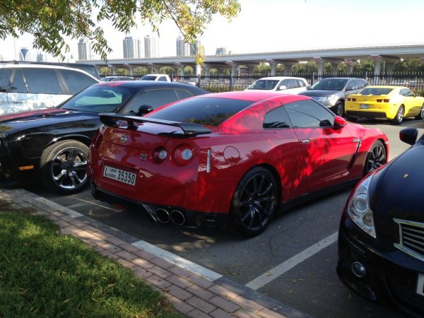 Паркингът пред Американския университет в Дубай