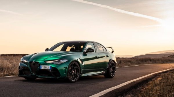 Монтира се в Alfa Romeo Stelvio Quadrifoglio и Alfa Romeo Giulia GTA. Максимална мощност - 533 к.с.

Казват, че европейският ум не може да разбере американския V8, но може би не е и нужно. В крайна сметка, горещите седани и семейни SUV на континента произвеждат повече мощност с по-малко цилиндри. Както Alfa Romeo доказва с двигателя 690T, който пасва на модели като Stelvio Quadrifoglio и Giulia GTA.

Моторът 690T V6 е в производство от 2015 година и досега е бил засегнат само от една сервизна акция. Доста впечатляващо! В най-мощната си форма 690T извлича 533 к.с., които Alfa запазва за Giulia GTA, докато стандартният двигател все още успява да развие над 500 к.с. в Quadrifoglio.
