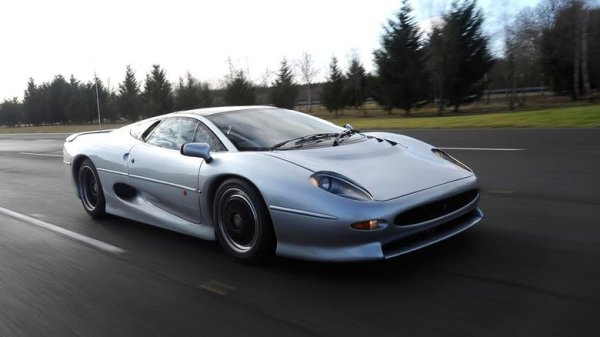 Монтира се в Jaguar XJ220. Максимална мощност - 542 к.с.

Не всеки двигател, който може да засенчи LS1, е създаден през последните 20 години. Всъщност, онези умници в Англия имаха двигател, който можеше да произведе почти 200 к.с. повече с два по-малко цилиндъра още през далечната 1992 година.

Този двигател е V6 агрегат, който Jaguar монтира на суперавтомобила XJ220 - най-бързият сериен автомобил в света при излизането му на пазара. JRV-6 виеше като жена-призрак и моеше да изстреля "котката" до максимална скорост от 350 км/ч. Представете си какъв срам са брали американците със създаването на по-маломощен двигател от британците.
