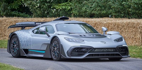 Монтира се в Mercedes AMG One и Mercedes F1 W06. Максимална мощност - 566 к.с.

Тъй като Mercedes реши да постави своя двигател от Формула 1 в задната част на суперавтомобил, трябва да сравним мотора на GП от 1990 година с мощта на немското инженерство. Не е изненада, че двигателят от 2015 година побеждава.

PU106B беше втората итерация на хибридния двигател на Mercedes, разработен за новите двигатели за Формула 1 и изстрелва 566 к.с. при 15 000 об/мин. Когато се състезавате по писти по целия свят, ДВГ е съчетан със система за възстановяване на кинетичната енергия и такава за възстановяване на топлинната, което добавя още повече мощност. В допълнение, системите за рекуперация правят това един от най-ефективните ДВГ - модерните двигатели във Формула 1 постигат над 50% топлинна ефективност. А тази на LS1 е близо 30%.
