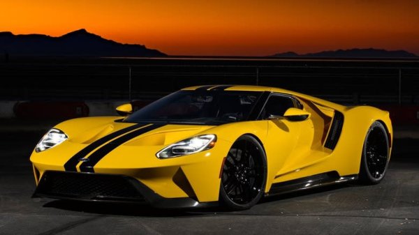 Монтира се във Ford GT. Максимална мощност - 660 к.с.

Терминът Ecoboost може да не изкарва образи на голяма мощност и върховно представяне, а да ви накара да си мислите за хилави градски модели като Ford Focus. Вярвате ли или не, но 3,5-литровият D35 Ecoboost V6, който ще откриете във Ford Transit, всъщност е най-мощният V6 на пазара.

Разбира се, този двигател в Transit  не е най-мощният, тъй като в минивана той развива само 310 к.с. Когато обаче Ford даде пълна свобода на инженерите си за второто поколение на GT, Ecoboost получи два турбокомпресора и надстройки като алуминиев всмукателен колектор и уникални разпределителни валове за над два пъти по-голяма мощност.