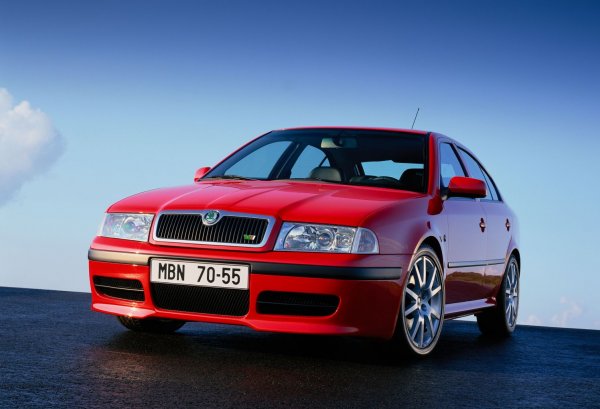 Първият възобновен RS на Skoda, както и в миналото е Octavia. Версията се появява с фейслифта на първото съвременно поколение на автомобила през 2001 година, като е оборудвана с 1,8-литров турбобензинов двигател, постигащ максимална мощност от 180 к.с. и въртящ момент от 235 Нм. Ускорението от 0 до 100 км става за 7,9 секунди, а максималната скорост е 235 км/ч.

Специалната версия се отличава с по-спортна предна броня, спойлер отзад, спортен ауспух и 16-инчови лети джанти. В интериора излъчването също е по-спортно, със специални седалки с комбинация от велур и текстил.