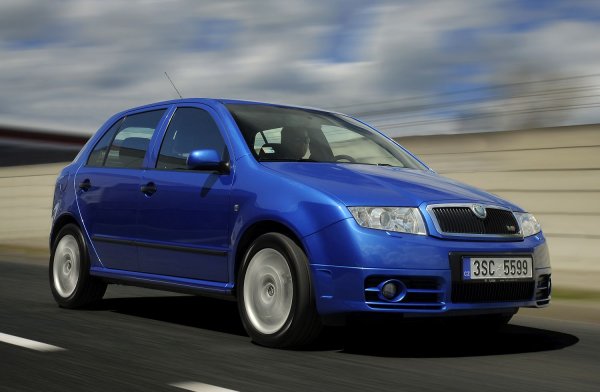 Първата Fabia RS е доста интересна по две причини. Първо, предлага се с 5 врати, докато повечето от съперниците й са с 3 и второ - предлага се с 1,9-литров диззелов двигател, който имал повече въртящ момент от тогавашното Porsche Boxster.

Представената през 2003 година Fabia RS не е първият дизелов хот-хеч, но е първия ексклузивно с такъв двигател, безз бензинов еквивалент. Моторът с обем 1,9 литра е познатият "помпа-дюза" на VW Group, като предлага максимална мощност от 130 к.с. и въртящ момент от 310 Нм и е стикован с 6-степенна механична скоростна кутия. По официални данни ускорението от 0 до 100 км/ч става за 9,6 секунди, но при тестове на различни медии това време е доста подобрено (между 7 и 7,5 секунди).