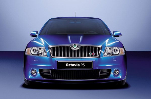 Второто издание на Octavia RS е първият сериен модел на Skoda, с мощност от 200 конски сили. Модификацията се предлага с двулитров бензинов или дизелов двигател, а именно първият мотор "изцежда" двестате кончета, в комбинация с въртящ момент от 280 Нм. 

Дизеловата RS версия разчита на 170 конски сили, но има въртящ момент от 310 Нм, при това - достъпен още от 1750 об/мин.
Бензиновата версия ускорява от 0 до 100 за 7,3 секунди и постига максимална скорост от 240 км/ч, докато при дизеловата "изстрелването" става за 8,5 секунди и максималната скорост е 225 км/ч. 