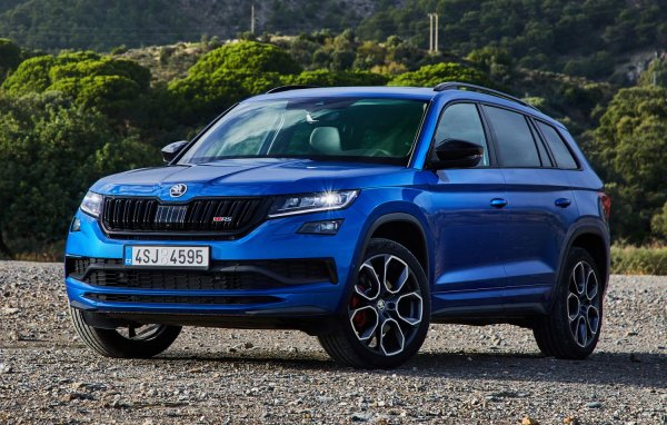 Първият високодинамичен SUV на Skoda е доста любопитна машина. Kodiaq RS е представен на автомобилния салон в Париж през есента на 2018 година, като разполага с най-мощния дизелов двигател слаган някога в сериен автомобил на марката. Агрегатът с обем два литра и туинтурбо постига максимална мощност от 240 конски сили и въртящ момент от впечатляващите 500 Нм. И в ръцете на легендарната Сабине Шмиц прави обиколка на "Нюрбургринг" за 9 минути, 29,84 секунди, с което става най-бързия 7-местен SUV на култовата писта.

С лансирането на фейслифта на Kodiaq, RS-версията се лишава от дизеловия си мотор, в полза на двулитров бензин с 245 конски сили, наличен и при актуалната Octavia RS.