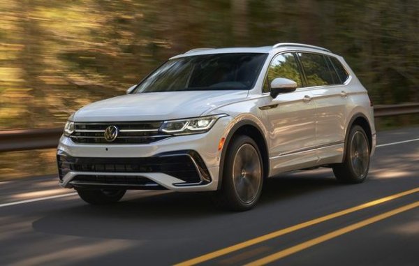 В съвсем близкото минало Tiguan бе най-продаваният кросоувър на Стария континент, но сега отчита цели 40% спад на годишна база - сборен ефект от недостига на чипове и повишените цени, които пренасочиха немалко клиенти към по-бюджетни модели като T-Roc и новия Taigo (с 30,000 продажби тази година). 
