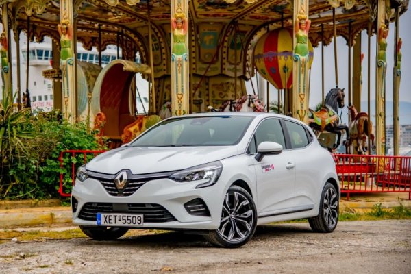 В първите шест месеца на тази година се случва нещо небивало - Clio не само не е в Топ 10 на Европа, за пръв път от появата си на пазара, но и дори не е най-продаваният модел на Renault. Спадът в сравнение с 2021 е почти 36 процента. Тук известен принос има и растящата популярност на Dacia Sandero. 
