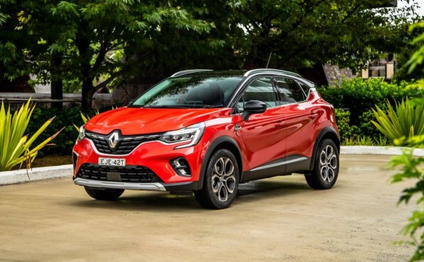 Captur изпреварва Clio във вътрешната класация на Renault, но само защото при него спадът е по-скромен (-21%). В последните два месеца обаче продажбите вървят нагоре и почти догонват миналогодишните. Вероятно можеха и да ги надхвърлят, ако не се бе появила нова вътрешна конкуренция в лицето на Arkana - произвежданото в Корея крос-купе на Renault е пласирало почти 41,000 бройки тази година, ръст от 387% спрямо 2021.
