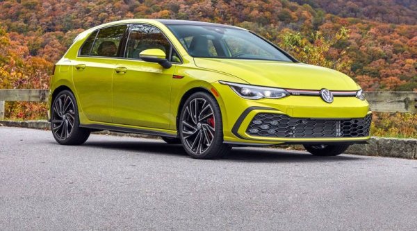 Недостигът на чипове удари много сериозно производството на Golf във Волфсбург и то спадна до най-ниските си нива от началото на 80-те години насам. Това обяснява отчасти почти 29-те процента спад спрямо 2021, както и факта, че неизменният европейски лидер в 35 от последните 40 години сега е на трето място. Но и вътрешната конкуренция на модели като Taigo и особено T-Roc си казва думата. 
