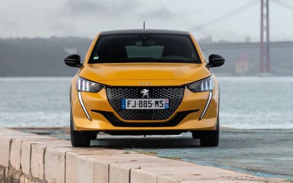 Още е само средата на годината, но изглежда все по-вероятно шампион по продажби в Европа през 2022 да бъде френски автомобил - за пръв път от 15 години насам. Въпреки трудностите с доставките на микропроцесори Peugeot не пренебрегва най-масовия си модел и резултатът от това е минимален спад спрямо 2021 - около 2%. 
