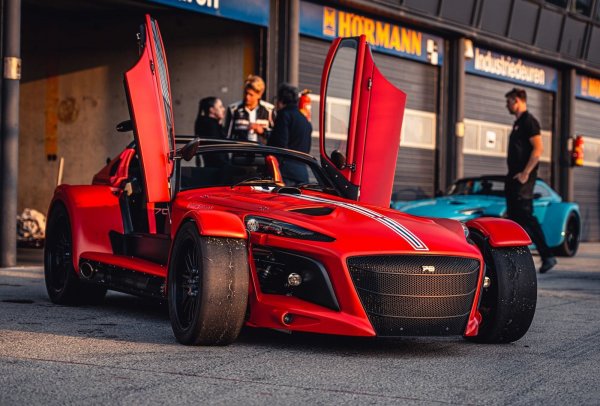 Малката холандска компания е известна със спортните си коли в духа на легендарния британски Lotus 7. С течение на времето обаче първоначалната концепция отстъпва място на желанието на клиентите за комфорт. Затова и моделът DB GT е със затворена каросерията.