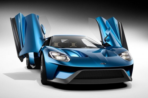 И оригиналният GT40 (четирикратен победител в "24 часа на Льо Ман" през 60-те години) и неговият идеологически наследник GT от 2004 година имат традиционен достъп до салона. При второто поколение на суперколата от 2016 година обаче американците избраха този ефектен подход, като на всичко отгоре, вратите са без рамки.