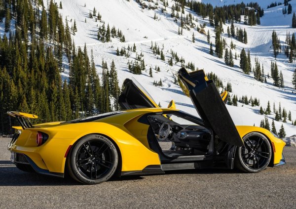 Впечатляват и възможностите на GT. Неговият 3,5-литров V6 битурбо, в зависимост от версията, развива от 656 до 710 конски сили. Максималната скорост е 348 км/ч, а ускорението от 0 до 97 км/ч (60 мили) отнема 3 секунди.