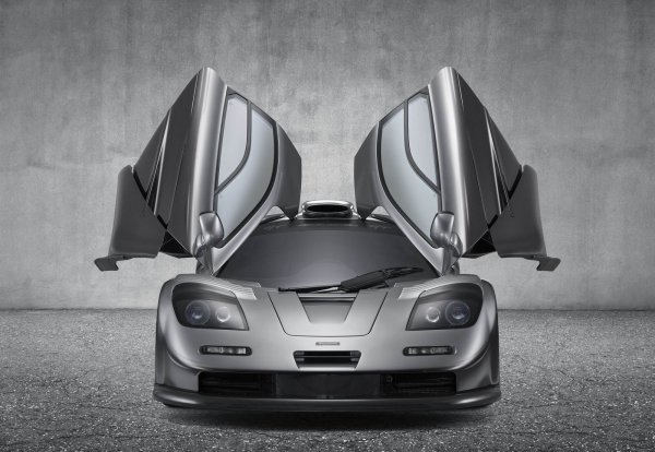 За времето си суперколата с атмосферния си V12 двигател с 627 конски сили се счита за най-бързия сериен автомобил с разрешение за движение по пътищата (през 1998 година версия XP5 развива 386 км/ч). Още при проектирането на автомобила дизайнерите на McLaren добавят някои необичайни детайли, като вратите са един от тях.