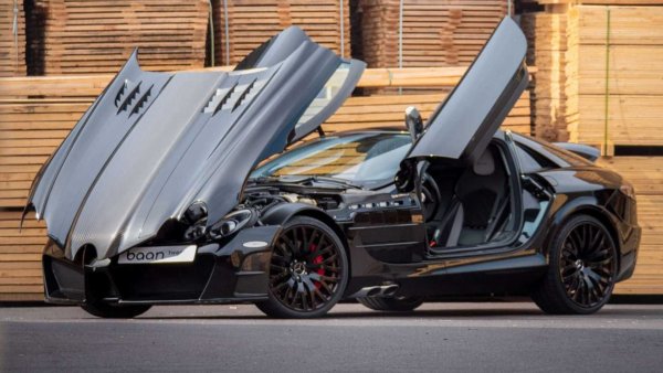 От McLaren с двигател BMW преминаваме към рядък Mercedes от 2003 година, построен съвместно с McLaren. Той е доказателство, че този тип вдигащи се врати явно са нещо като фирмен подпис на британската марка (този автомобил се е произвеждал в Англия).