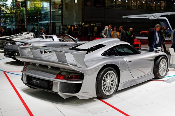 Това Porsche е оборудвано с 3,2-литров битурбо "боксер" с 6-цилиндъра и мощност 536 конски сили. Суперколата със средно разположение на мотора развива 308 конски сили и ускорява от 0 до 100 км/ч за 3,9 секунди.