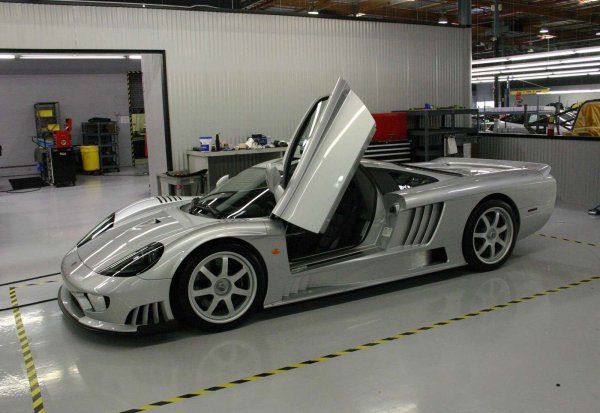 Още един суперавтомобил със средно разположение на мотора, който е и първата самостоятелна разработка на американската компания Saleen. Преди S7 тя се занимава с доработки на коли на Ford.