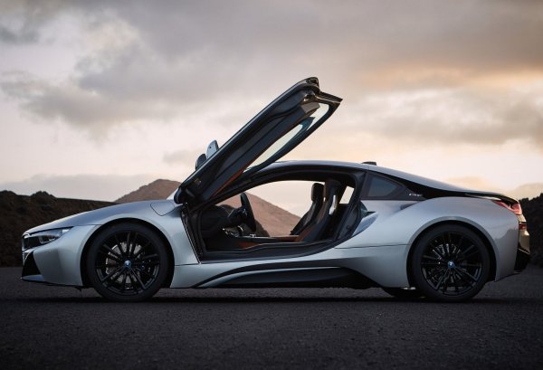 Под капака на BMW i8 е поставен 1,5-литров бензинов двигател с 3 цилиндъра, който заедно с електромотор развиват съвкупна мощност от 362-374 конски сили. Ускорението от 0 до 100 км/ч отнема 4,4 секунди, като смесеният разход на гориво е 2,1 л/100 км.