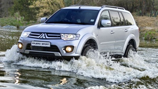 Името Pajero, дошло от една дива котка от Южна Америка, е истинска легенда със своите 12 победи в рали "Париж-Дакар", от които 7 - поредни. Но автомобилът, който повечето европейци познават под това име, е всъщност съвсем различен. Докато Pajero си е пълноразмерен всъдеход, Pajero Sport е средноразмерен, на платформата на пикапа Triton/L200. 
