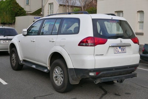 Автомобилите с ръчна трансмисия са рядкост. Петстепенният автоматик е надежден, стига да не се издевавате над него и да му сменяте работната течност периодично. Случва се да "зацикли" за малко на една предавка, но и това е конструктивен дефект, а не  повреда. 
По-базовите модели са с опростена 4х4 система, където предният мост е твърдо свързан. По-скъпите варианти имат системата Super Select, която също е надеждна, а и осигурява повече комфорт на нормални пътища. 
Ходовата част е изключително здрава, дори и когато автомобилът редовно се кара по черни пътища. Рядкост е нещо по нея да сдаде багажа преди 150,000 километра. 