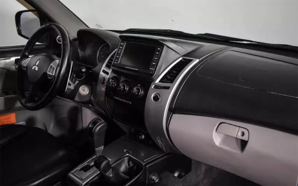 Минус е боята - твърде тънка и уязвима. Лесното й надраскване води до короция на повърхностите. 
Салонът е доста опростен и сглобен от евтини на вид материали. Много от тях не се отличават и с кой знае каква устойчивост на износване. 
