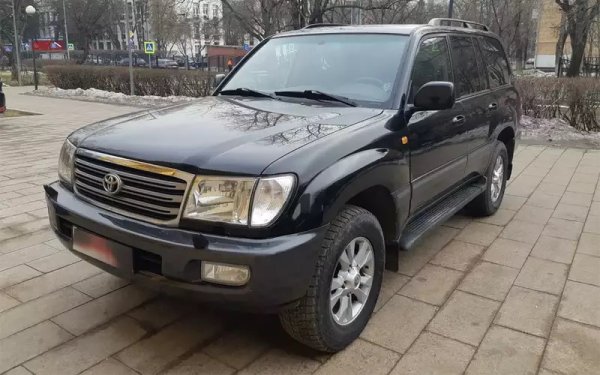 И при този модел представите на много европейски са леко объркани, защото съществуват на практика два различни "ленд крузъра" - пълноразмерният, продаван основно в Америка и Близкия изток, и по-малкият Prado (серия 120 и 150), който именно е по-популярен и в България. Като надеждност и проходимост двата варианта са сравними, но "големият" Lend Cruiser (серии 100, 200 и сега вече 300) закономерно получава по-сериозни двигатели. 

НА СНИМКАТА: Пълноразмерен Land Cruiser серия 100
