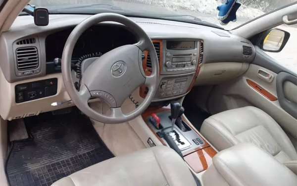 Land Cruiser за жалост винаги се е радвал на особено внимание от крадците, затова е добре внимателно да проверите историята на автомобила.
И тук, както при Pajero Sport, слабо място е лаковото покритие. Затова и на вторичния пазар често се появяват пребоядисвани автомобили. Търсете следи от ръжда по ръбовете на вратите. 
Интериорът не е елегантен или особено луксозен, но значително превъзхожда по качество повечето си японски конкуренти. Качеството на сглобката е отлично. 
