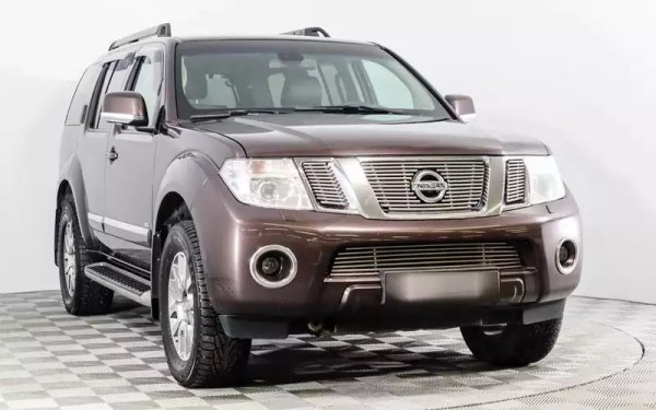 Доста по-редки - а и по-проблемни - са трилитровите дизели V9X, с 231 коня. При по-малкия дизел има вариант и с ръчна трансмисия, която е много издръжлива. Петстепенният автомат на Jatco също е сравнително надежден, но трябва да следите внимателно състоянието на топлообменника. Най-честите повреди при този агрегат са резултат от попадането на антифриз в маслото. Ходовата част иска ревизия веднъж на 150-170 хиляди километра. 
