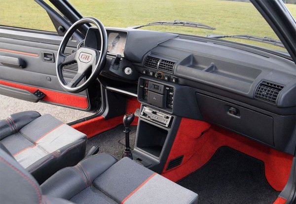 Най-търсени днес са най-старите версии, разбира се. Но ако искате не инвестиция, а кола за каране, тогава по-късните 205 GTi имат малко по-добре изработен интериор, а и по-интересни цветове. Peugeot 205 не се радва на кой знае каква репутация като надеждност, но GTi моделите всъщност са доста здрави. Разбира се, трябва да имате предвид, че такава кола, ако се кара според замисъла на конструкторит си, е подложена на доста мъчения. 
