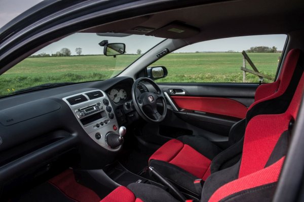 По днешните стандарти, 6.6 секунди от 0 до 100 км/ч може и да не е чак толкова много, но за 2003 си беше впечатляващо. Скоростната кутия е чисто удоволствие - което не може да се каже нито за комфорта на возене, нито за волана. Но Type R има достатъчно козове, компенсиращи недостатъците. 
