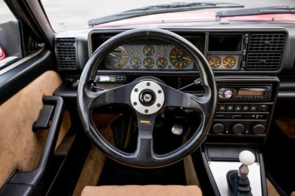 По онова време 212 конски сили си бяха впечатляващ арсенал, особено в комбинация с диференциал Торсен. Воланът бе Momo, седалките - Recaro с тапицерия от алкантара. Разбира се, покупката на такава кола днес ще изисква преди всичко внимателна проверка на всичко, податливо на износване - гнезда на окачването, спирачни дискове, ангренаж. 