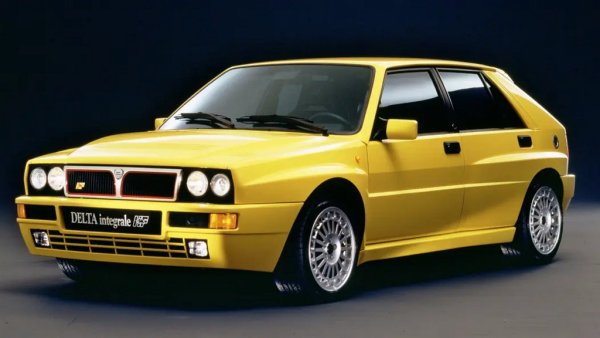Метаморфозата на Delta от скучен, квадратен италиански конкурент на Golf в убиец на титани в Световния рали шампионат е вече част от автомобилната митология. В епоха, в която ралитата бяха по-популярни дори от Формула 1, Lancia уцели десетката с тази кола. Макар и не веднага - моделът Delta бе вече на 10 години, когато през 1989 на Женевския автосалон се появи версията Integrale 16V. 
