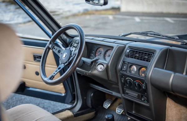 От днешна гледна точка, 1.4-литровият двигател на R5 Turbo с неговите 158 коня не звучи много впечатляващо. Но той се намираше зад седалките и задвижваше задните колела - голяма точка в полза на Renault. А дизайнът на суперспортната версия бе дело на самия Марчело Гандини в студиото на Bertone. 
