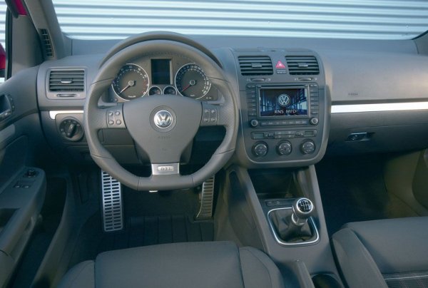 По това време се появи и DSG автоматикът с двоен съединител - ясен знак накъде отиват нещата, макар че VW запази и ръчните скорости, разбира се. Петото поколение бе значително пораснало в сравнение с оригинала, но пък бе проектирано с маниакална педантичност, усещаше се напълно хармонично и се държеше неочаквано добре дори на писта. 