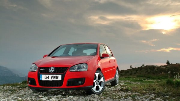 В музиката това се нарича "синдром на трудния втори албум": когато някоя група направи сензация с първия, обикновено доста се затруднява да поддържа темпото. Така бе и с Volkswagen след огромния успех на оригиналния Golf GTI. Не само втората, но дори и третата и четвъртата генерация на хот хеча така и не достигнаха успеха на първата. Едва с петото поколение нещата се оправиха. В основата на това бяха две неща: изцяло новата платформа, заменила примитивната торсионна греда с независимо задно окачване, и двулитровият TFSI двигател, развиващ 200 конски сили. 
