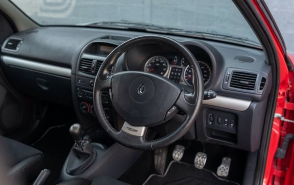 Тази сериозно пипната кола имаше спортно окачване Trophy с хидравлични амортисьори, и стоеше с 10 мм по-ниско дори от Clio Cup. Да, позицията на седене бе по-неудобна, отколкото да седнеш в автобус 84, а качеството на пластмасите в интериора не може да се опише с прилични думи. Но цената на тази кола бе едва около 17,000 евро, в замяна на които получавате разлютена оса с едва 1090 кг тегло, двулитров мотор и 180 конски сили. Ако днес ви попадне такава оферта, не се колебайте. 
