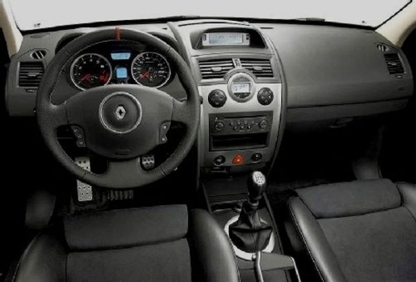 Предницата захапва асфалта по изключително впечатляващ начин, и отива точно там, където искате да отидете - почти като по телепатия. Особено ако изберете предлаганите като опция пистови гуми Toyo. А 227-те коня осигуряват много, много прилично ускорение. 
