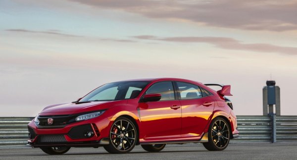 Ако Ford Focus ST е бърз и забавен, то Honda Civic Type R печели много симпатии заради забележителната си динамика. Разбира се, начинът на шофиране на този автомобил до голяма степен зависи от възрастта на човека зад волана, но този модел определено оправдава всички очаквания. Инженерите на Honda са го оборудвали с 2,0-литров турбо-мотор, който доставя 320 к.с. и осигурява ускорение от 0 до 100 км/ч за 5,7 секунди.