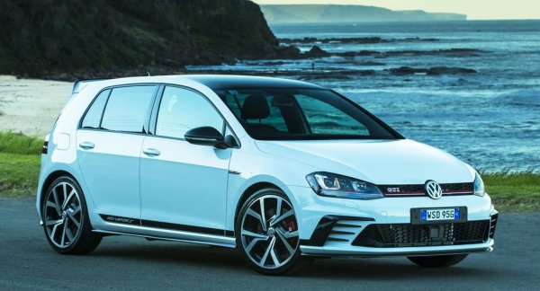 Ако искате да получите по-зряла кола, но в същото време да се насладите на външния вид, тогава Volkswagen Golf GTI е идеалният избор. Защо? Това е почти перфектен семеен хечбек, който предлага много място, като едновременно с това се представя впечатляващо на пътя. Двигателят 2.0 TSI предлага 220 к.с., които са по-малко от тези на Focus ST, но това в никакъв случай не е недостатък.