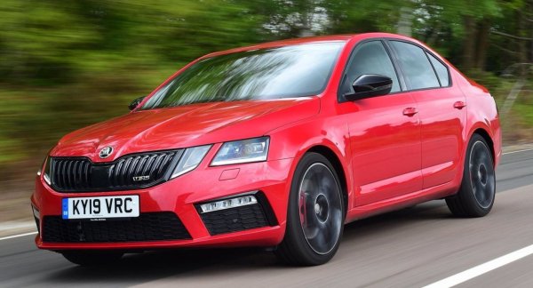 Можем да се каже, че Skoda Octavia vRS е един от най-забележителните модели от този клас, тъй като има много детайли от VW Golf GTI, но в същото време струва по-малко, като предлага и повече вътрешно пространство. Мощността идва от същия двигател като GTI - 2.0-литров TSI (бензинов) с 220 к.с. Това означава, че можете да ускорите от 0 до 100 км/ч за 6,8 секунди. Има и дизелов вариант, който също си заслужава вниманието.