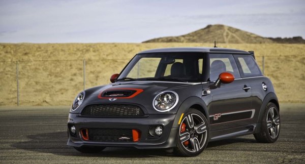 Ако човек е готов да похарчи подобна сума (в случая 15 000 лири или 18 000 евро) за употребявано MINI, то най-добрият избор в случая е версията John Cooper Works. Под капака има мотор с мощност над 230 к.с., което прави този автомобил не само по-бързо от Cooper S, но и по-динамичен. Освен това, той изглежда по-агресивен, тъй като използва уникални сплави, големи червени спирачни апарати, спойлер на покрива и предна броня.